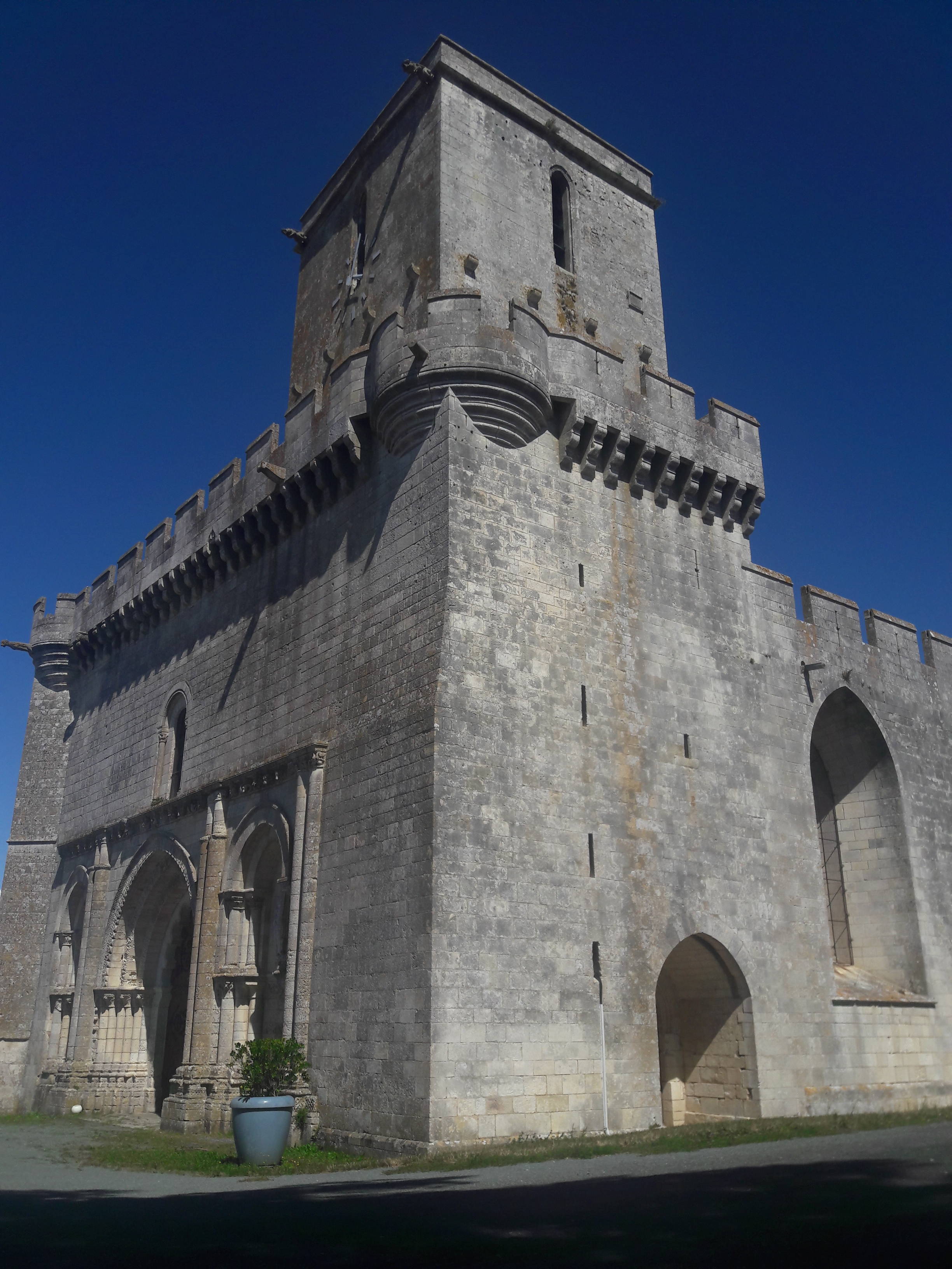 Eglise fortifiée d'Esnandes dans le Parc naturel régional du marais poitevin