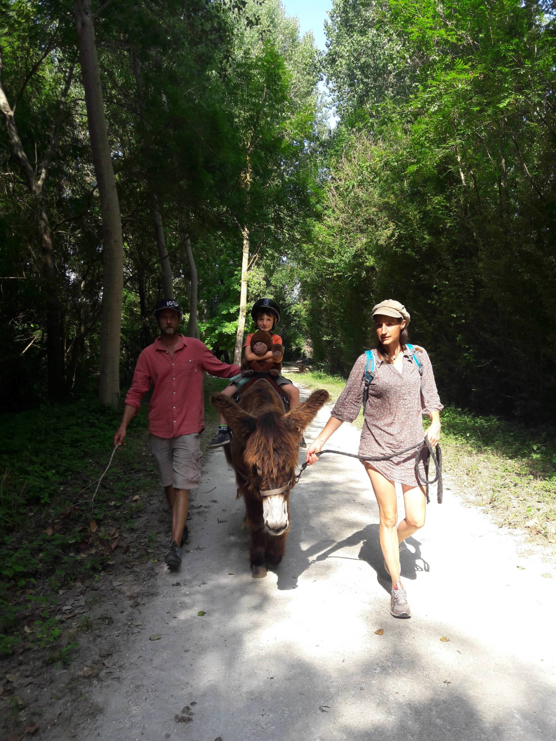 Famille faisant une randonnée en âne bâté dans le Parc naturel régional du Marais poitevin