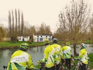 Cyclistes faisant une pause devant la maison aux volets bleus