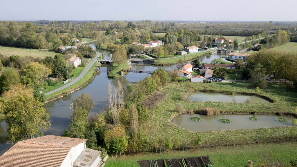 Vue aérienne de Bazoin, nœud hydraulique dans le Marais poitevin