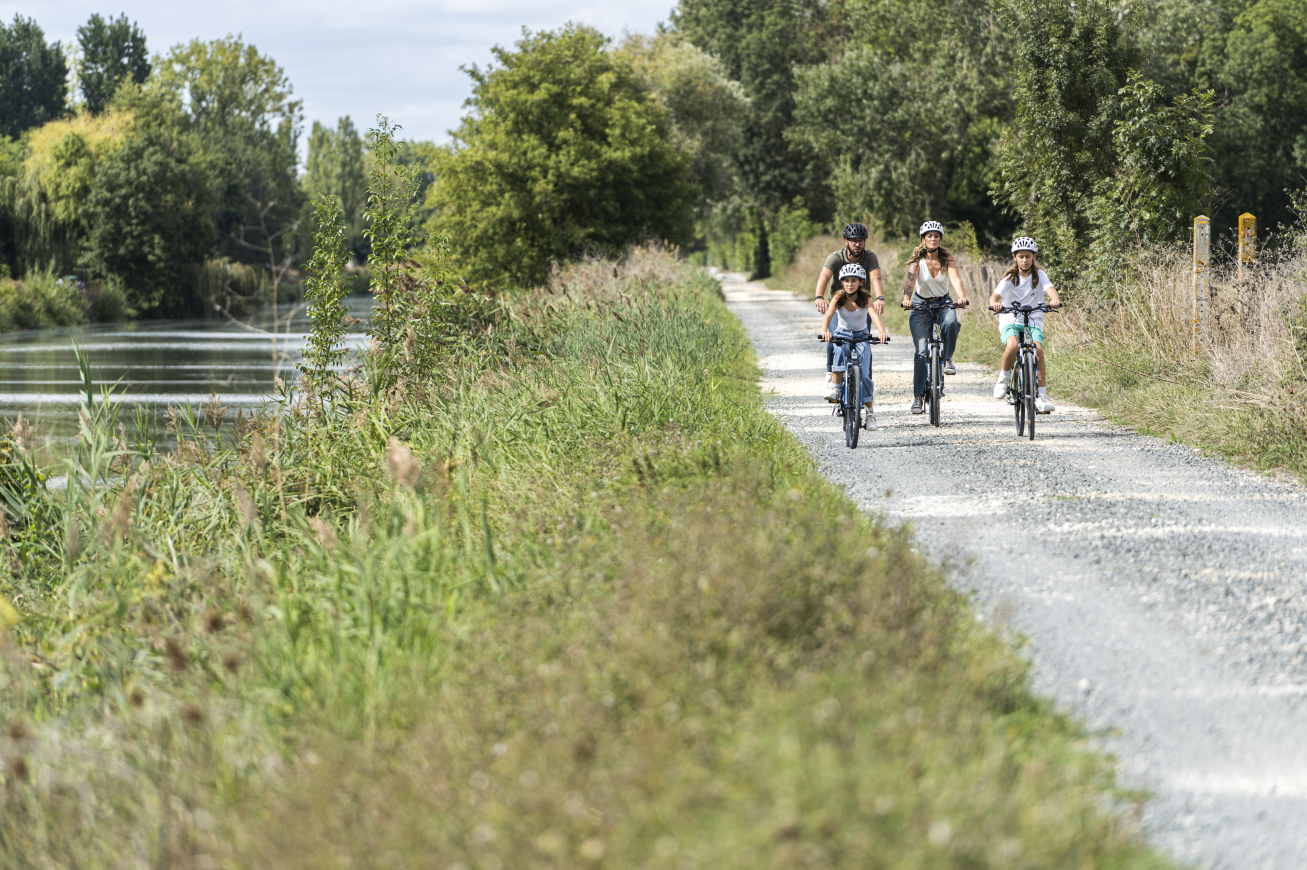 Cyclistes à vélo le long d'une voie d'eau