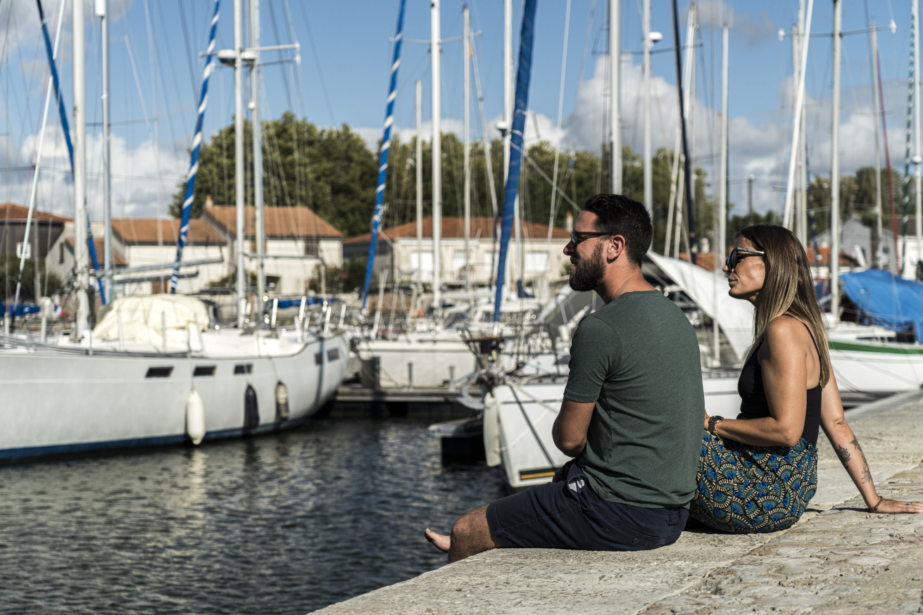 Couple en balade sur les quais du port de Marans