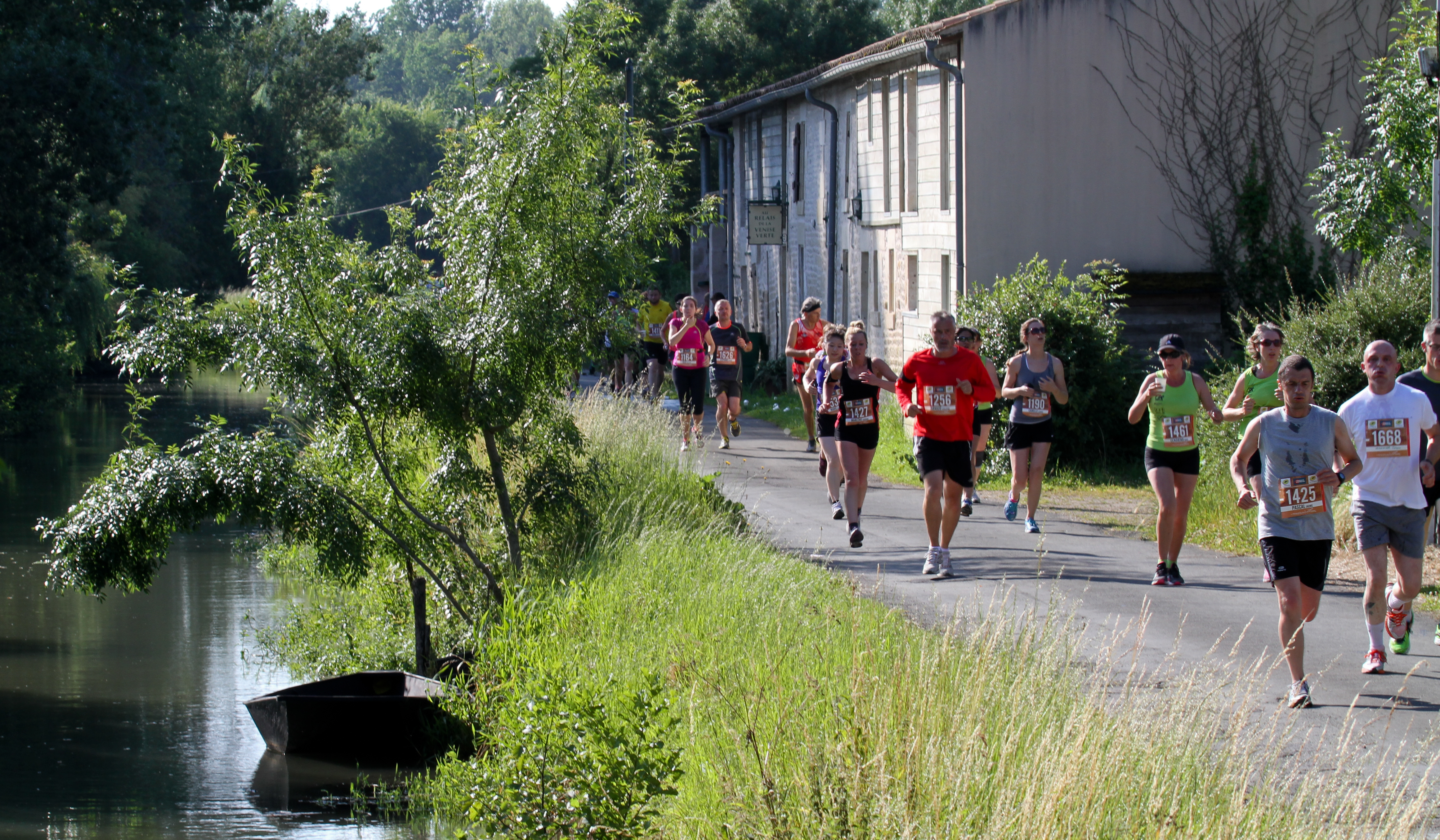 Maraisthon, runners along the Sèvre niortaise