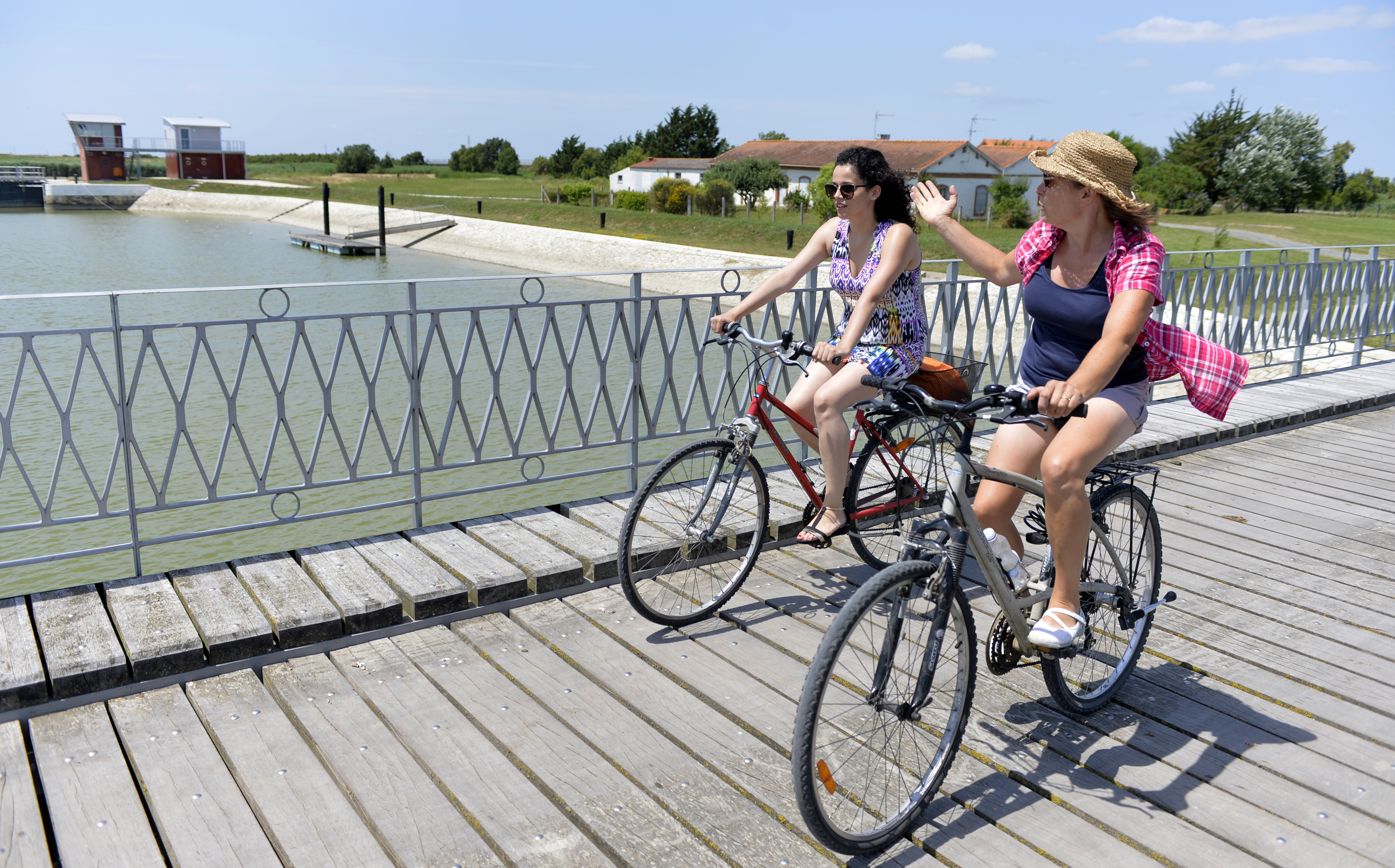 Bike ride on the Vélodyssée at the Brault locks in Marans.