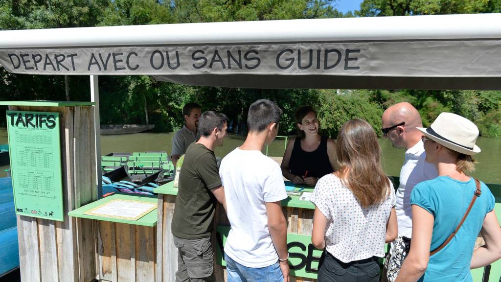 Embarcadère promenade en barque dans le Marais poitevin