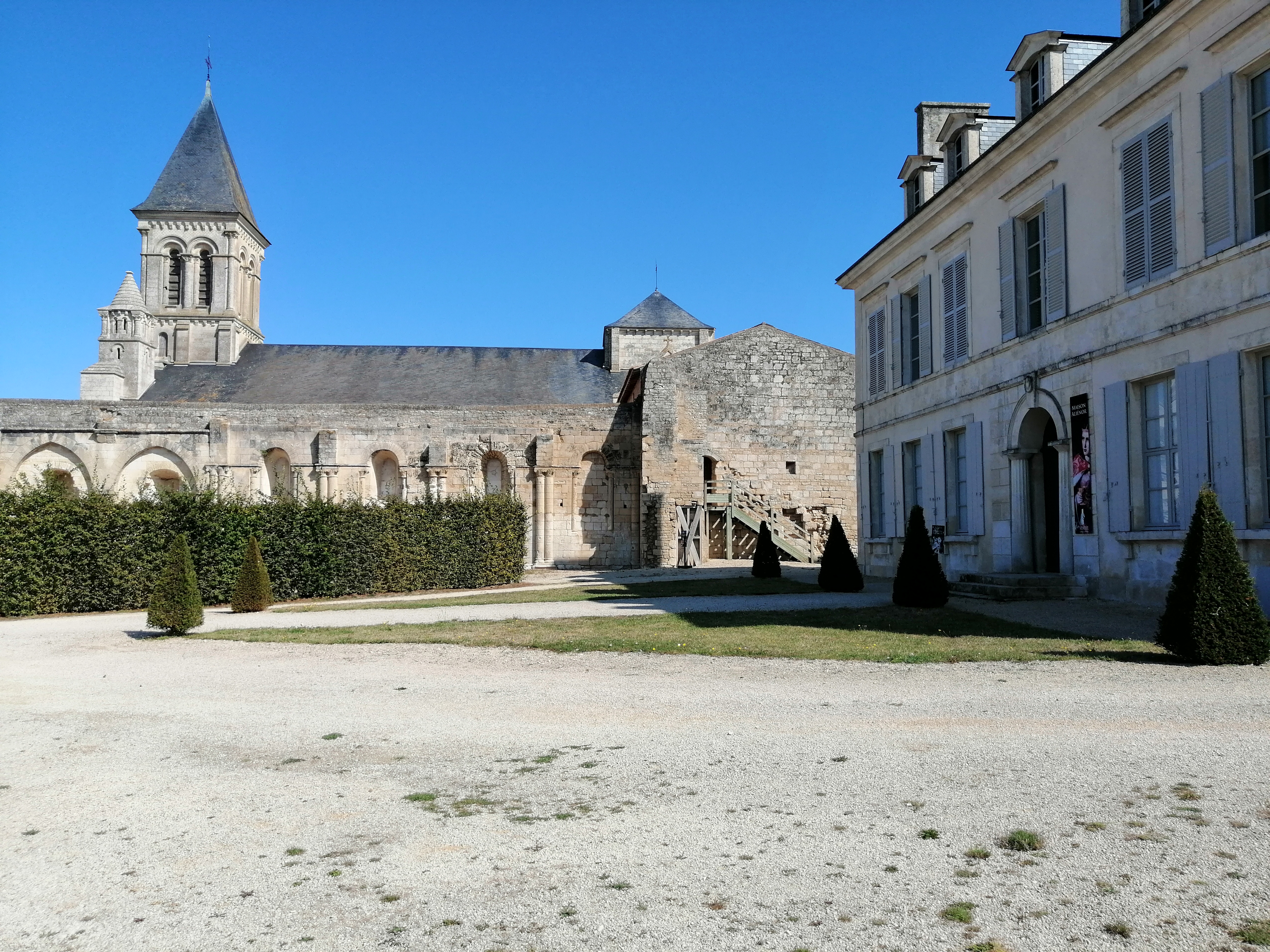 Abbaye royale de Nieul sur l'Autise et la Maison d'Aliénor.