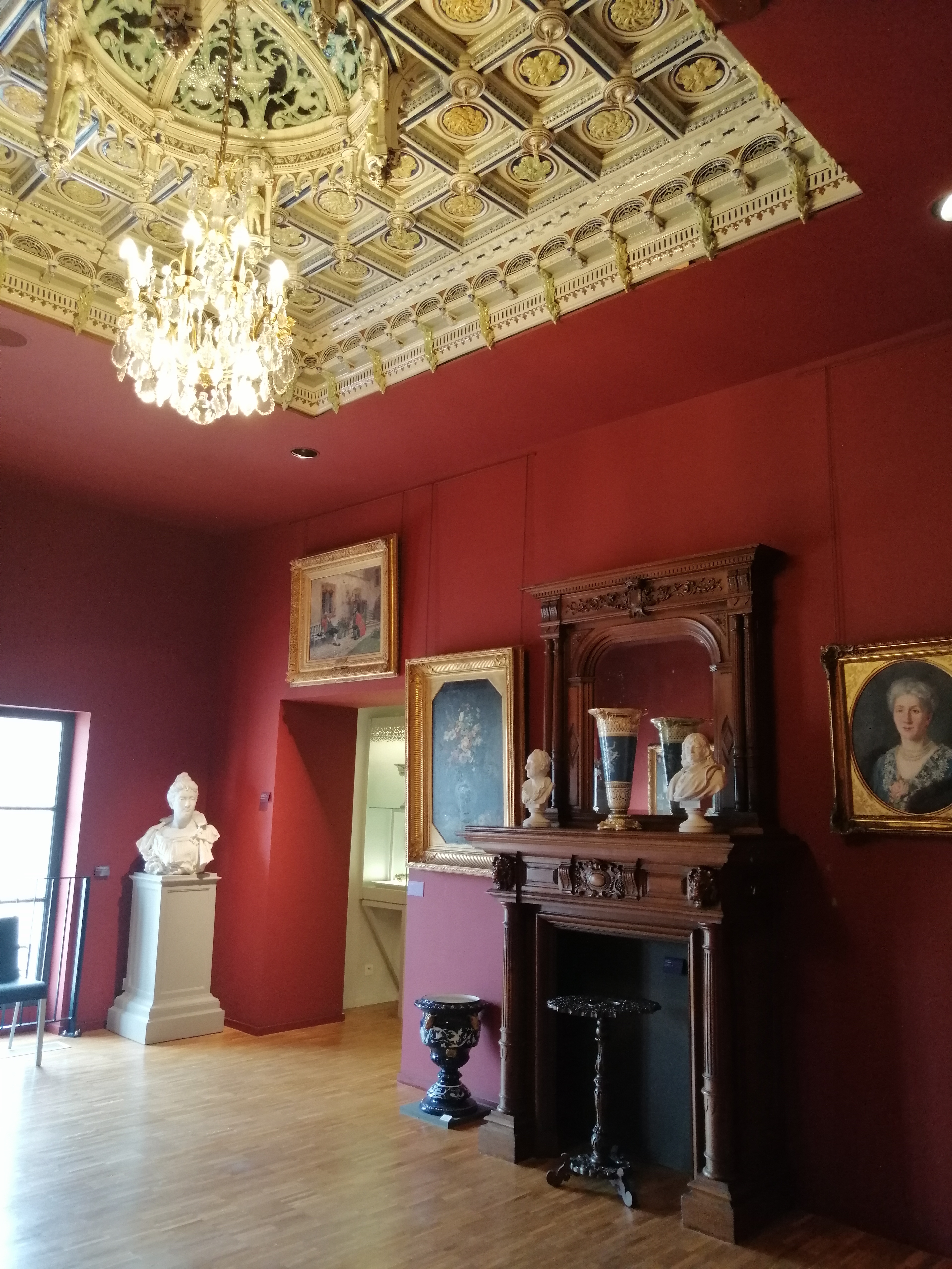 Museum room with tiled ceiling. Museum Bernard d'Agesci - Niort