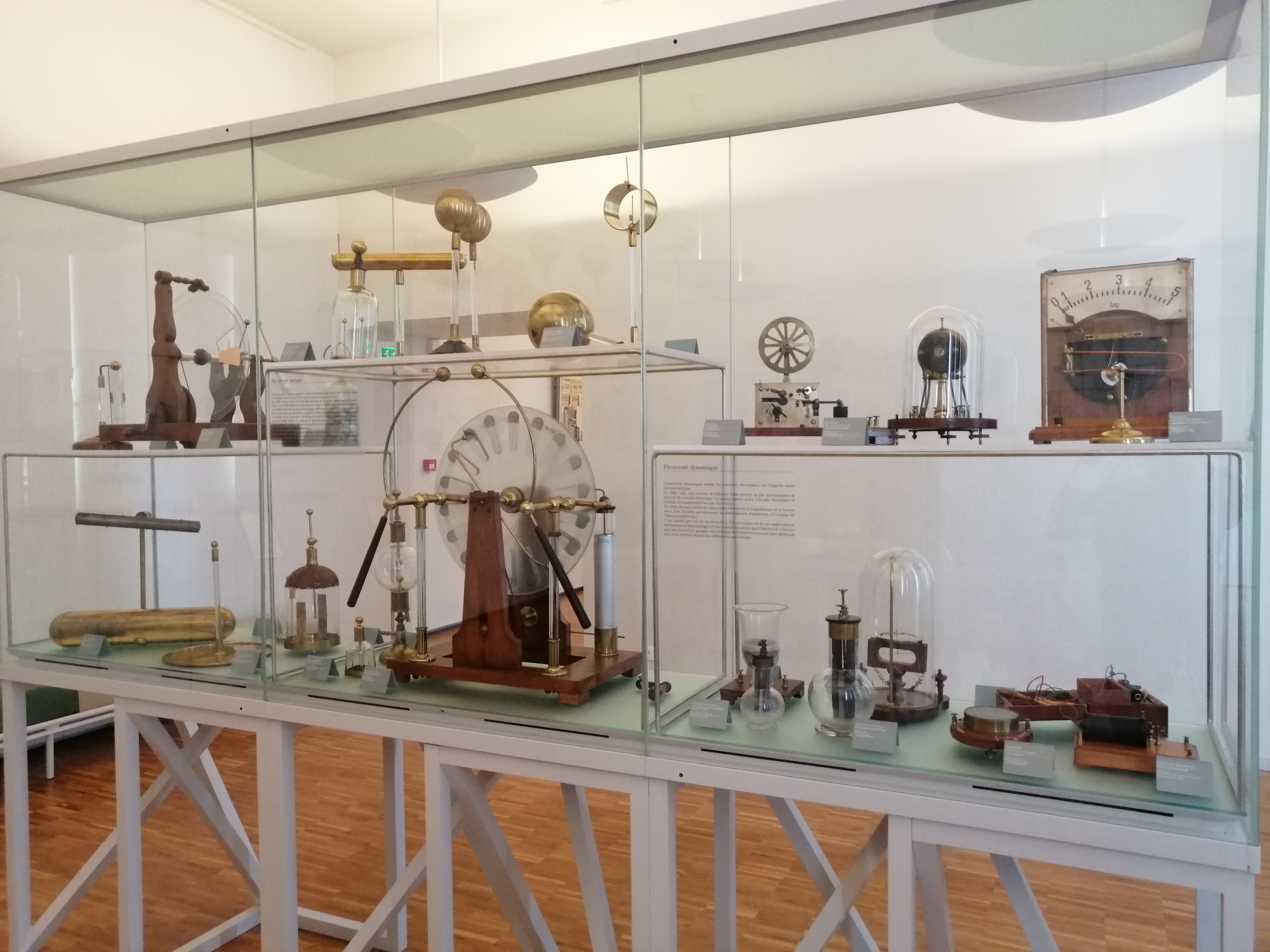 Conservatoire de l'éducation et objets scientifiques au musée Bernard d'Agessci à Niort