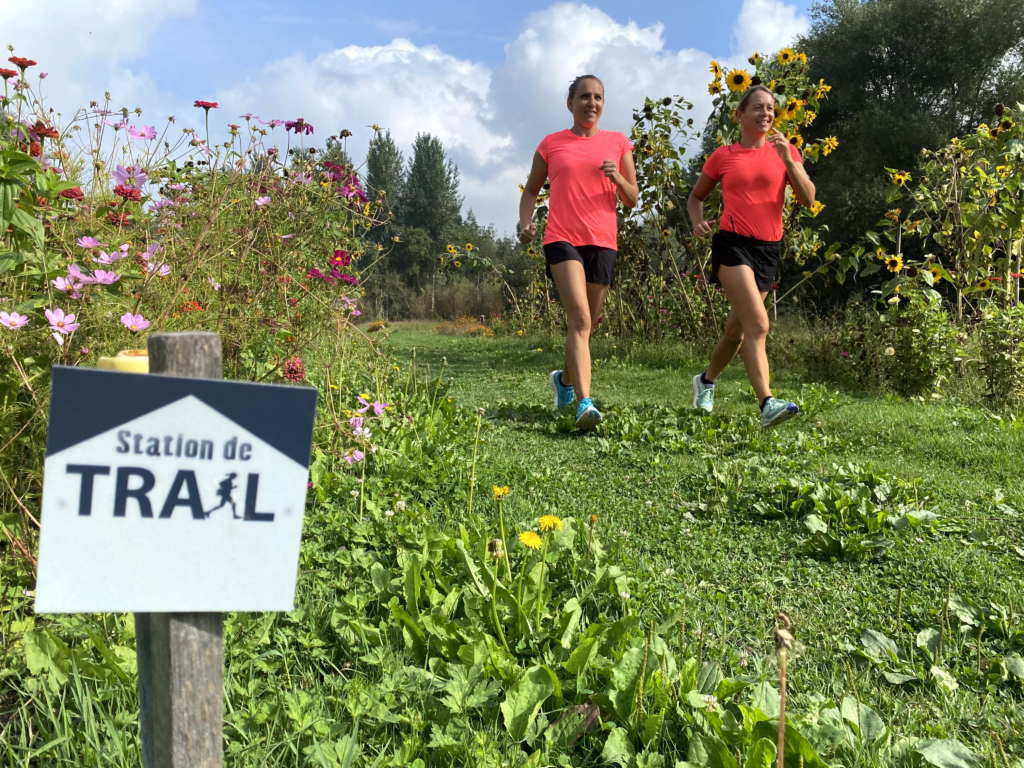 Hikers on a trail in the Niort-Marais poitevin trail station