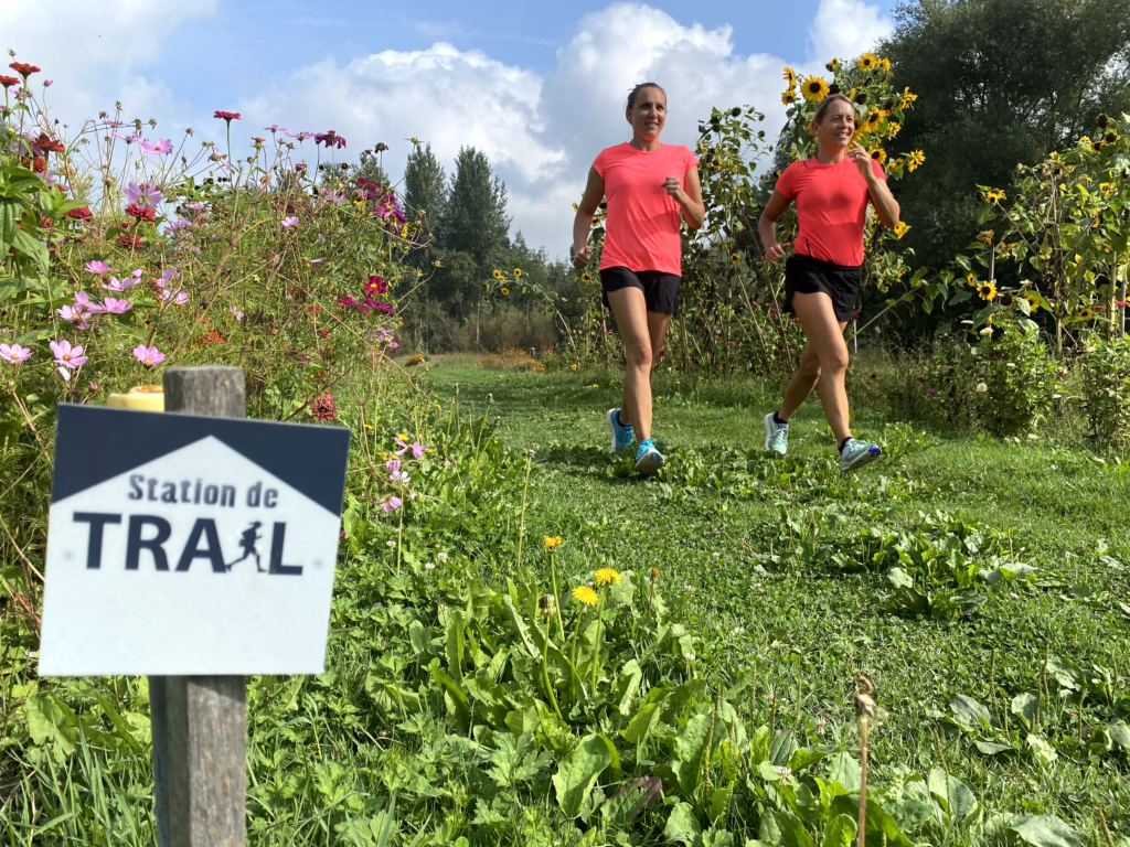 Randonneuses sur un sentier de la station trail de Niort-Marais poitevin