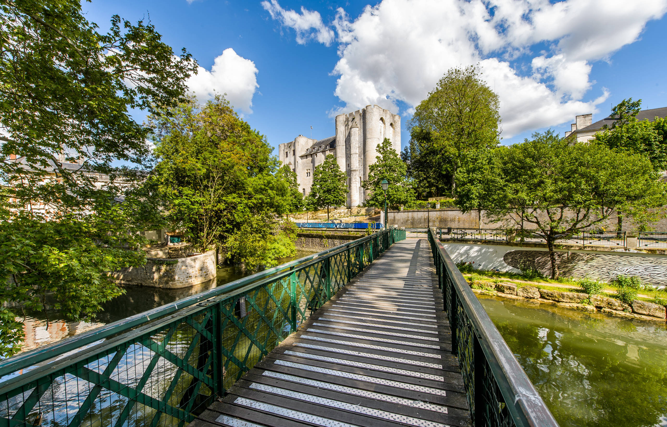 Le donjon de Niort, vu de la passerelle qui enjambe la Sèvre niortaise.