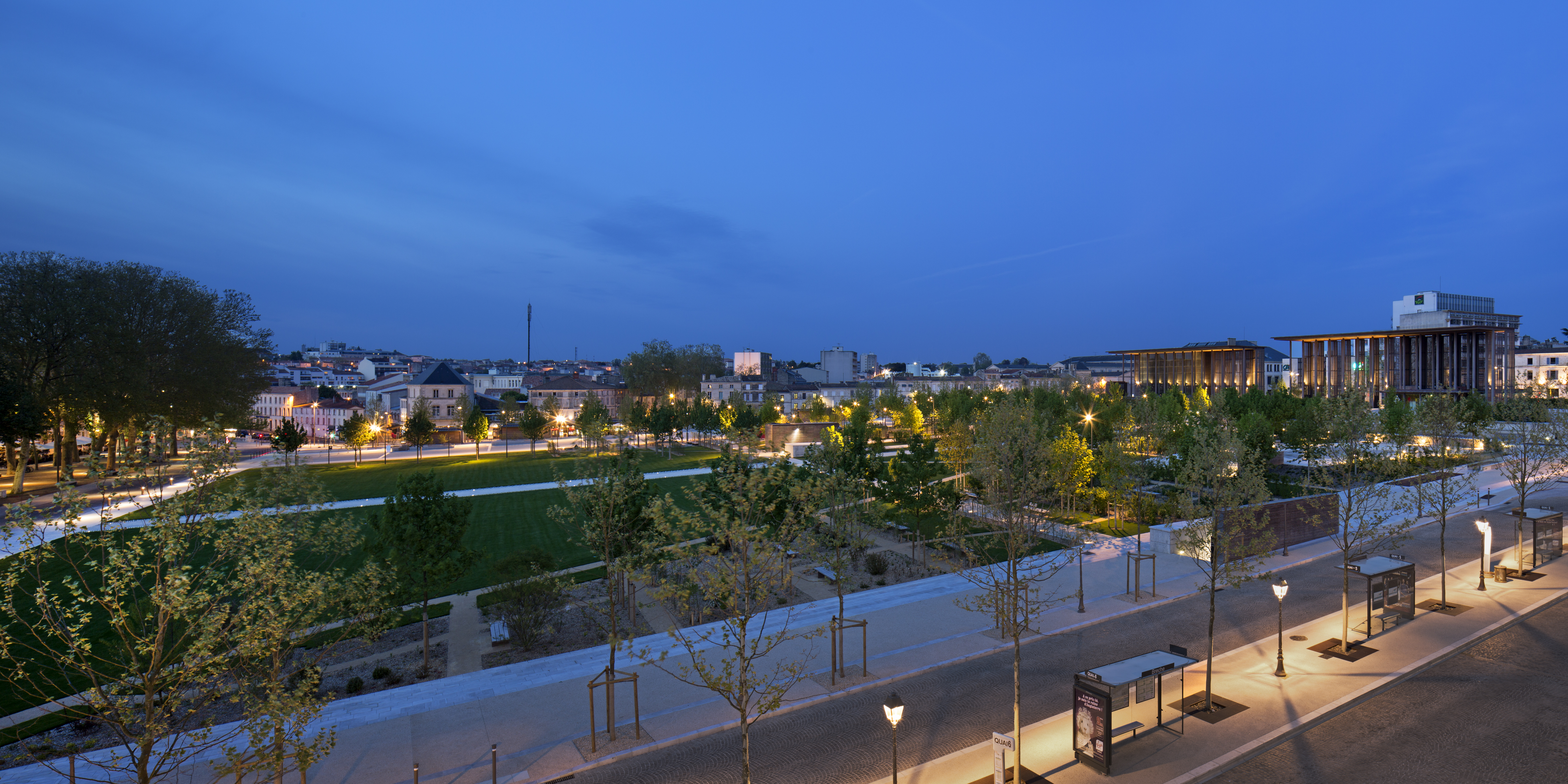 Place la Breche in Niort at nightfall.