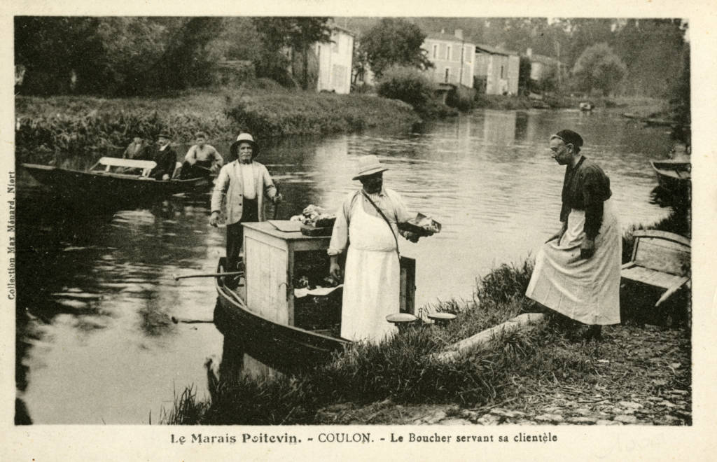 Le boucher en barque sur la Sèvre niortaise servant ses clients à Coulon (coll. Max Menard Niort) dans le Parc naturel régional du Marais poitevin