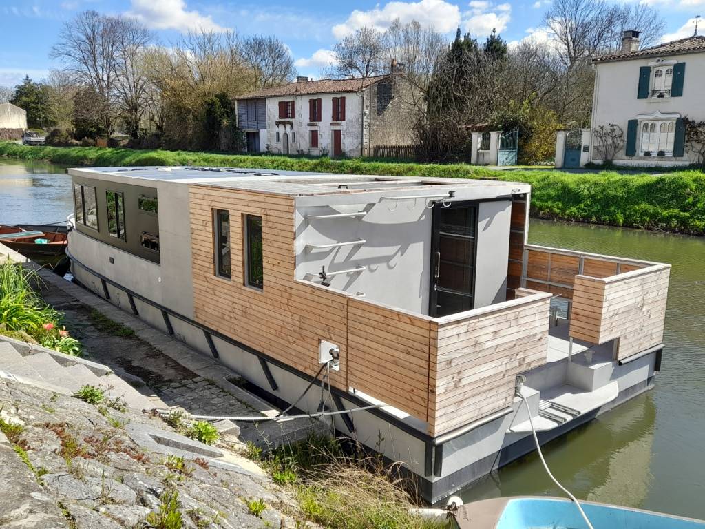 Bateau habitable dans le Marais poitevin