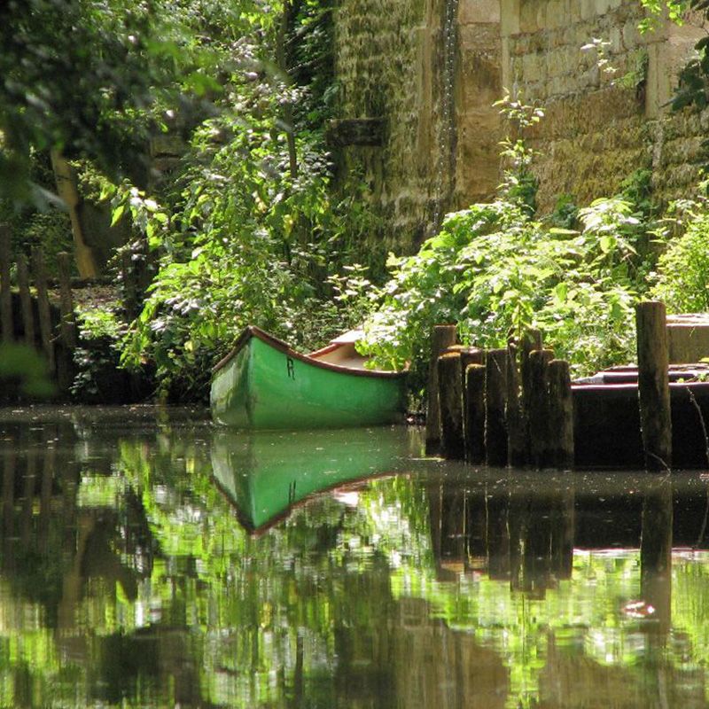 Canoë amarré dans un village du Marais poitevin