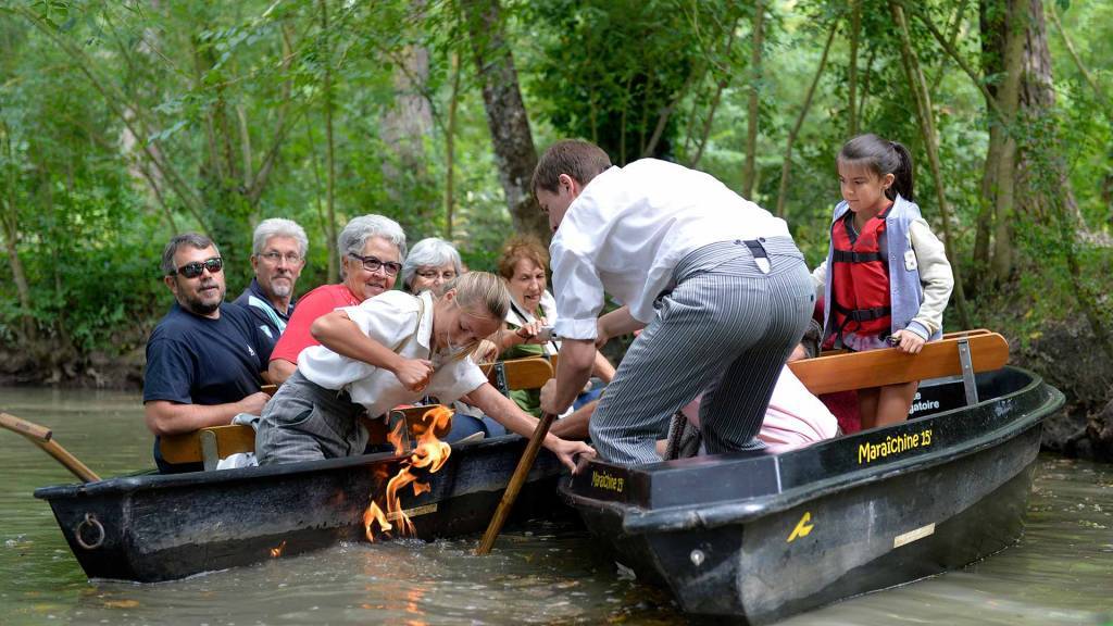 balade en barque marais poitevin : le feu sur l'eau