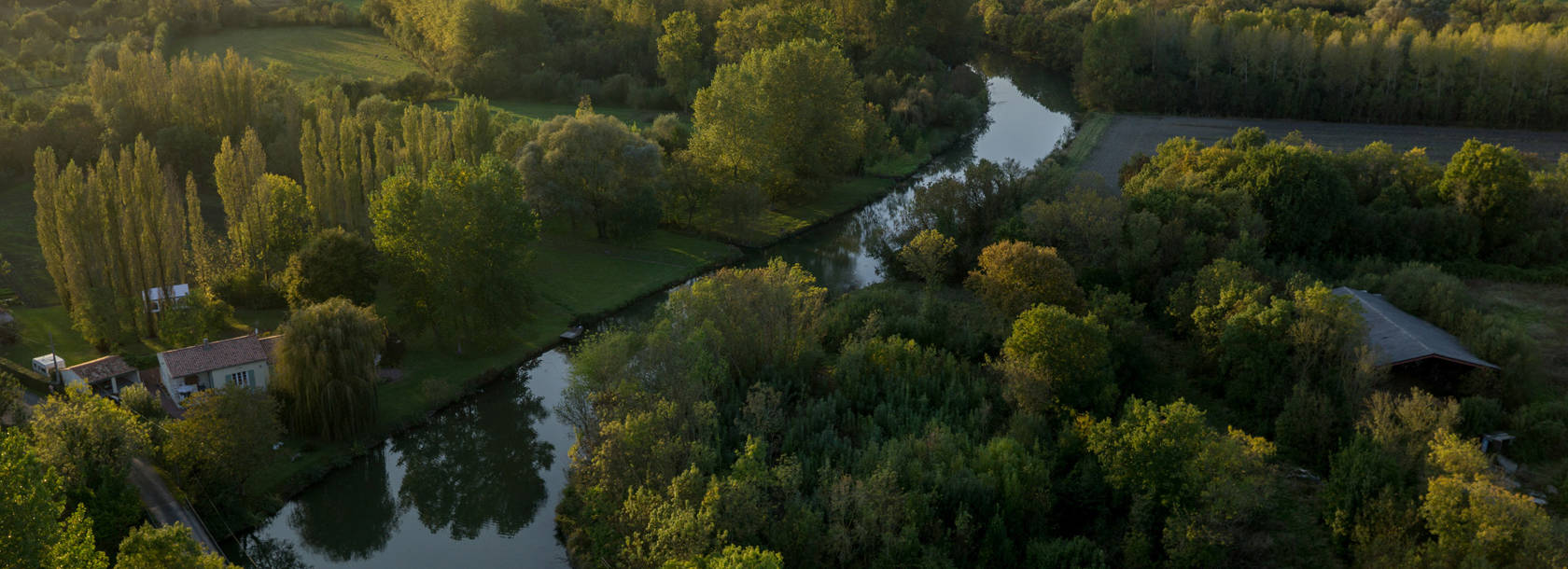 Vue aérienne de la Sèvre niortaise au coeur du marais mouillé dans le Marais poitevin