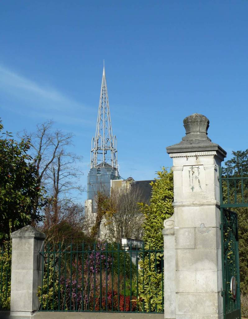 Le clocher de l'église de Marans