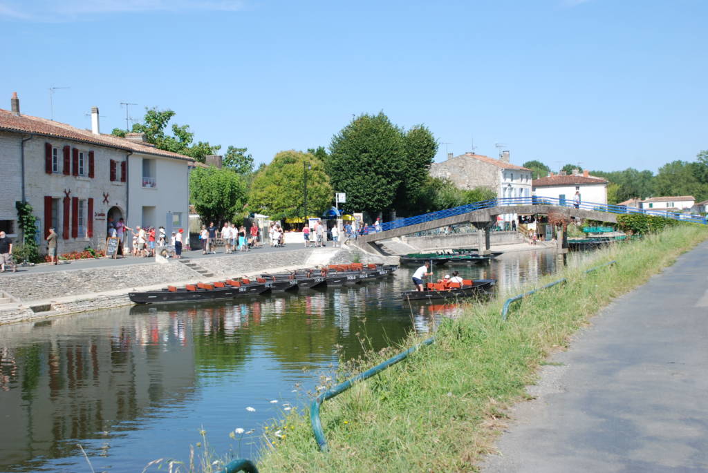 Coulon, start of the itinerary around the Marais poitevin Regional Nature Park