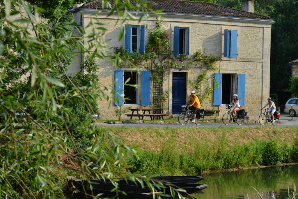 Cyclistes empruntant la Vélo Francette le long de la Sèvre niortaise