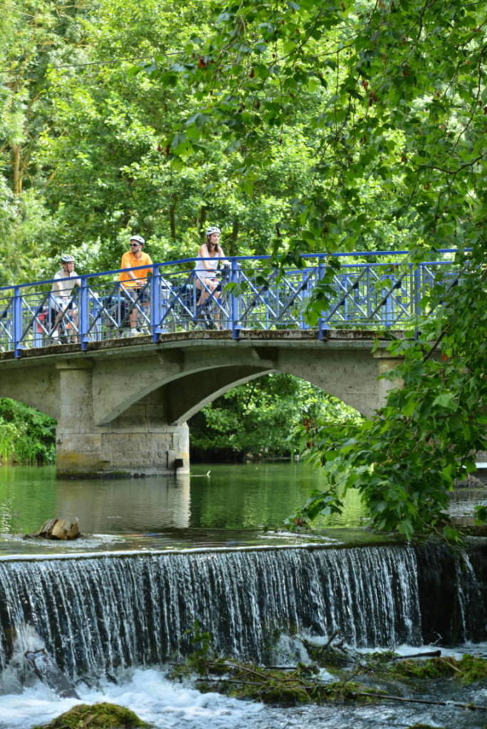 Cyclistes sur une passerelle à Niort dans le  Marais poitevin