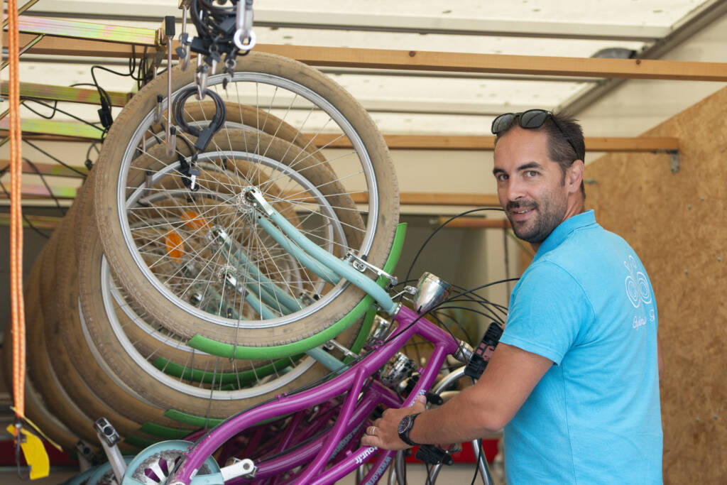 Damien préparant les vélos dans son camion avant le début des balades à vélo guidées dans le Marais poitevin