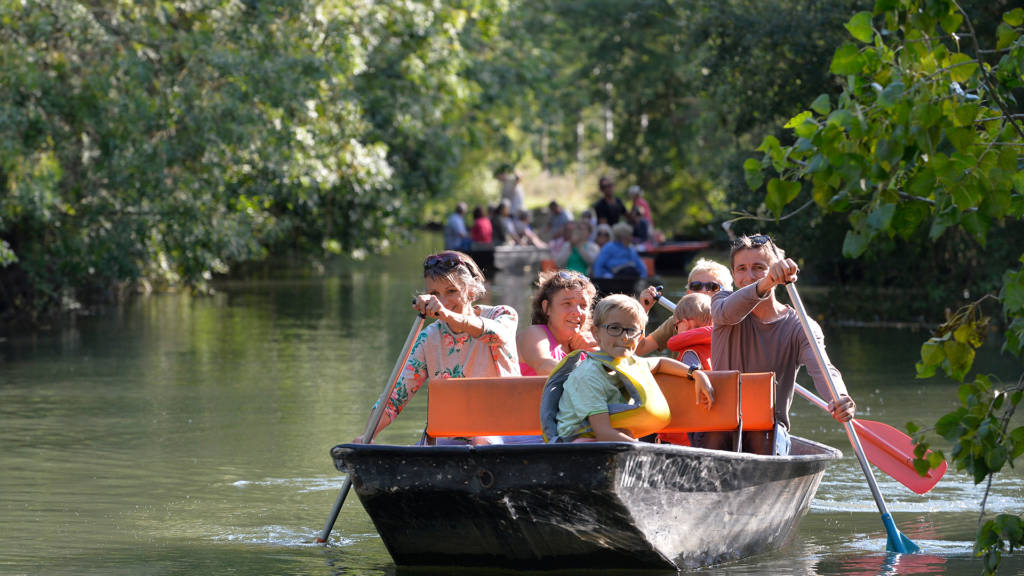 Promenade en barque en famille dans le Marais poitevin