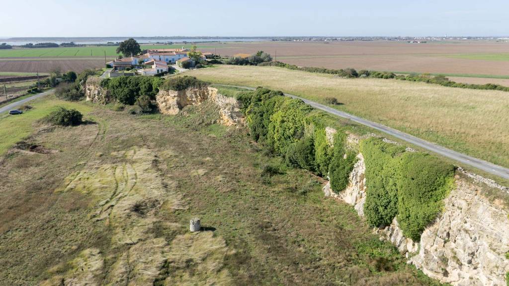 marais-desseche : vue aérienne de la dive à saint michel en l'herm dans le marais poitevin