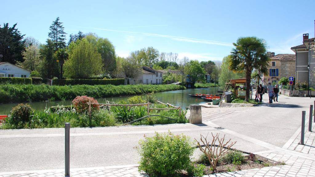 Embarcadère sur les quai pour louer barque Coulon