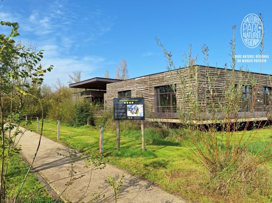Le bâtiment d'accueil de la réserve des Huttes à Nalliers