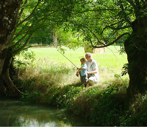 famille faisant une partie de peche dans le marais poitevin