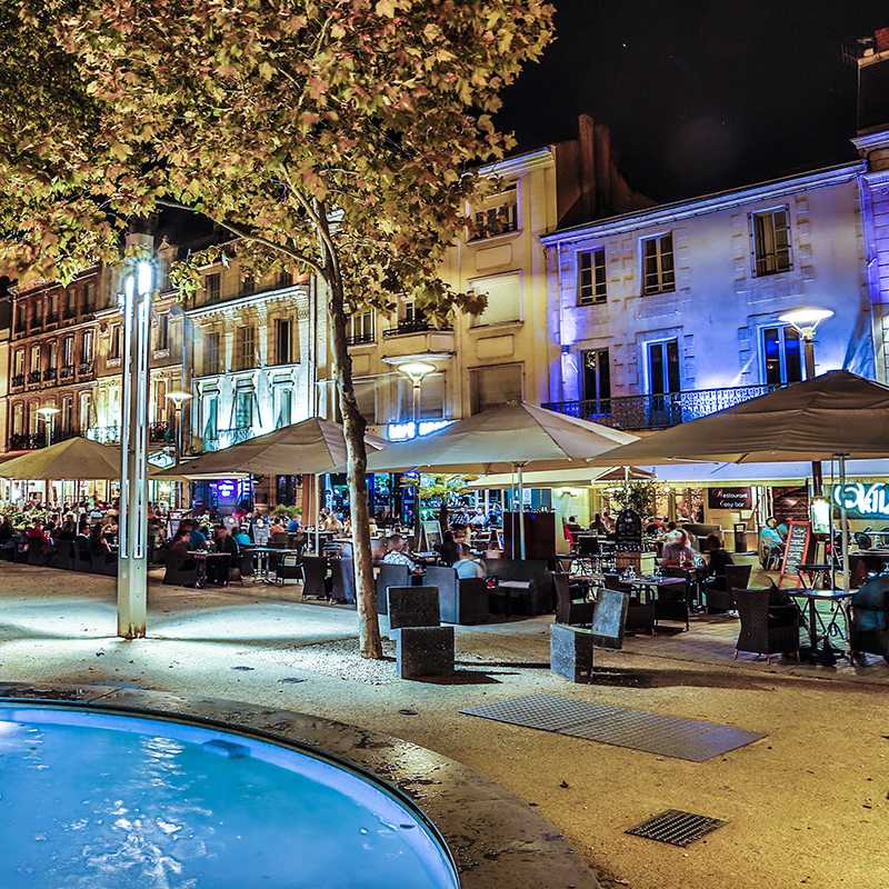 Terrasses des restaurants en bas de la place de la Brèche à Niort, commune du Parc naturel régional du Marais poitevin