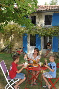 Famille prenant le petit déjeuner dans un hébergement du Marais poitevin