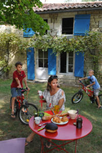 Famille en vacances dans un gîte dans le Marais poitevin