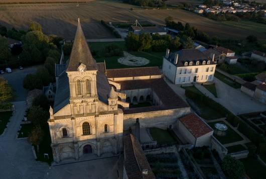 Abbaye de Nieul-sur-l'Autise vue du ciel, site de visite du Marais poitevin