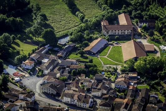 Le site de la Briqueterie à La Grève-sur-Migon dans le Marais poitevin vu du ciel