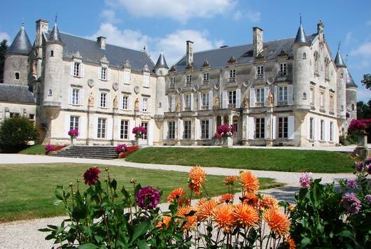 Le Château de Terre Neuve à Fontenay-le-Comte dans le Marais poitevin où résida Georges Simenon, le père du commissaire Maigret