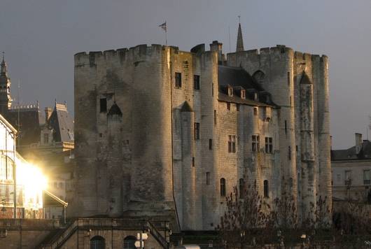 Le donjon médiéval de Niort dans le Marais poitevin - L'un des donjons jumeaux les plus beaux de France