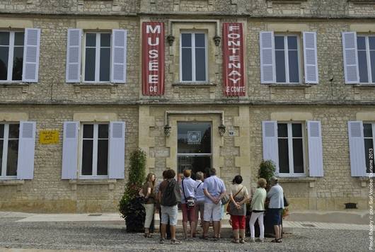 Groupe de personnes devant le Musée de la ville de Fontenay-le-Comte dans le marais poitevin - conservation et la mise en valeur du patrimoine de la ville