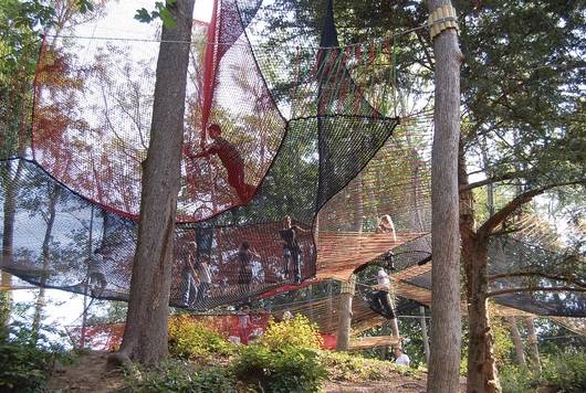 Au coeur du Parc Baron, le Donjon des Cimes - Parcabout Fontenay-le-Comte - est idéal pour de nouvelles sensations à plusieurs mètres de haut - acrobaties en famille en toute sécurité