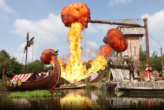 Puy du Fou, le plus grands des parcs d'attractions : spectacles grandioses et hôtels insolites vous propulsent à travers les siècles.