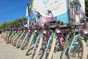 Vélos à louer devant le camion d'Original Vélo Tour qui propose des balades à vélo guidées dans le Marais poitevin