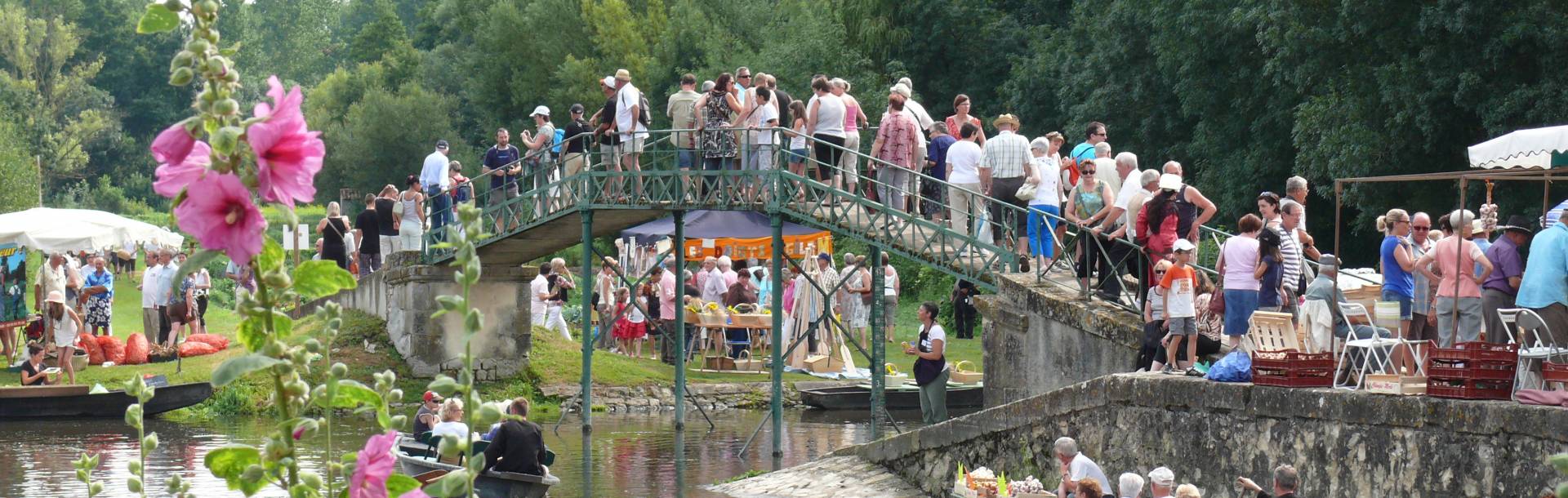 Le marché sur l'eau, animation unique dans le Marais poitevin tous les ans fin juillet au port du Vanneau