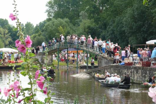 Le marché sur l'eau, animation unique dans le Marais poitevin tous les ans fin juillet au port du Vanneau