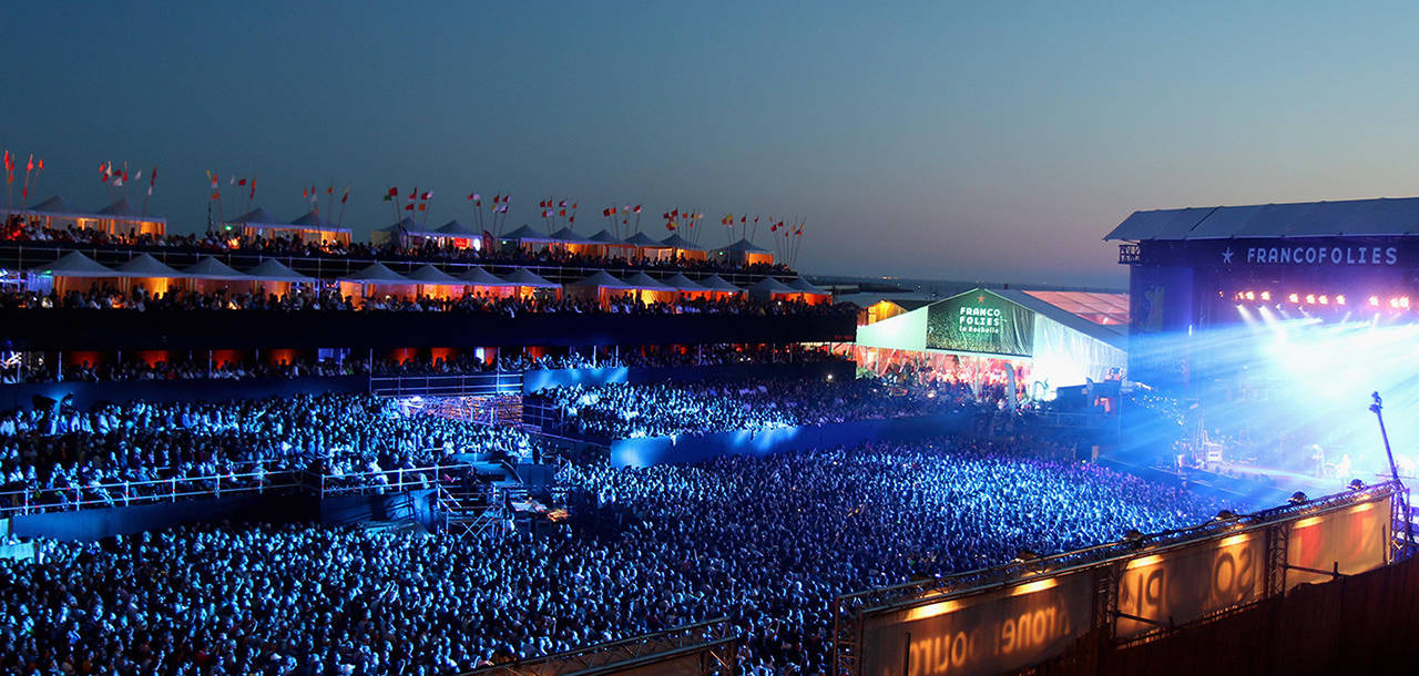 La Rochelle : la foule pour écouter les concerts des Francofolies, esplanade Saint Jean à proximité du Marais poitevin