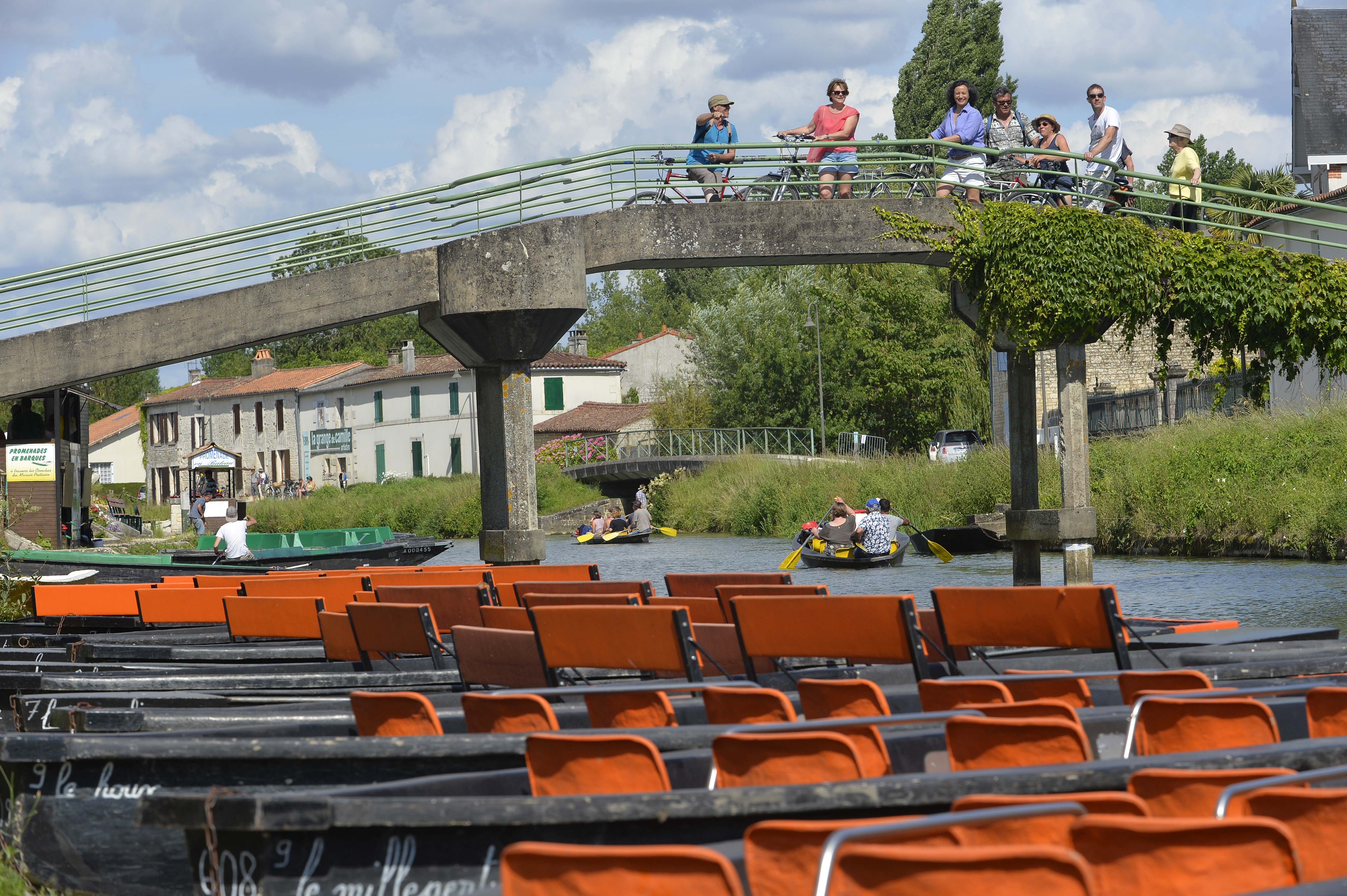 Cyclistes sur la passerelle de coulon dans le parc naturel régional du marais poitevin Cyclistes sur la passerelle de coulon dans le parc naturel régional du marais poitevin