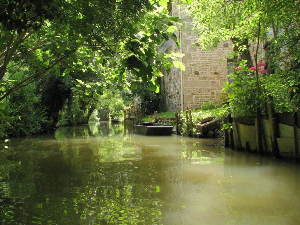 Barque dans le Marais poitevin