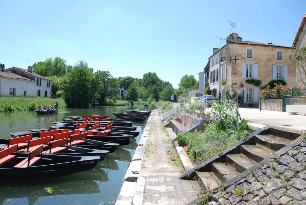 Barques le long des quais Louis Tardy à Coulon