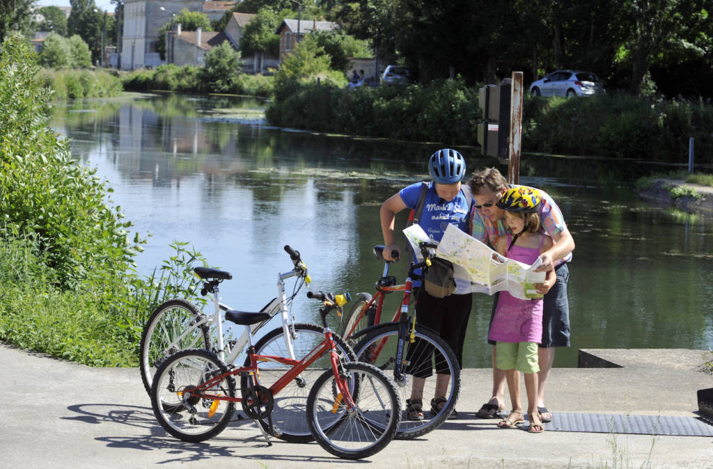 Famille en randonnée vélo dans le Marais poitevin