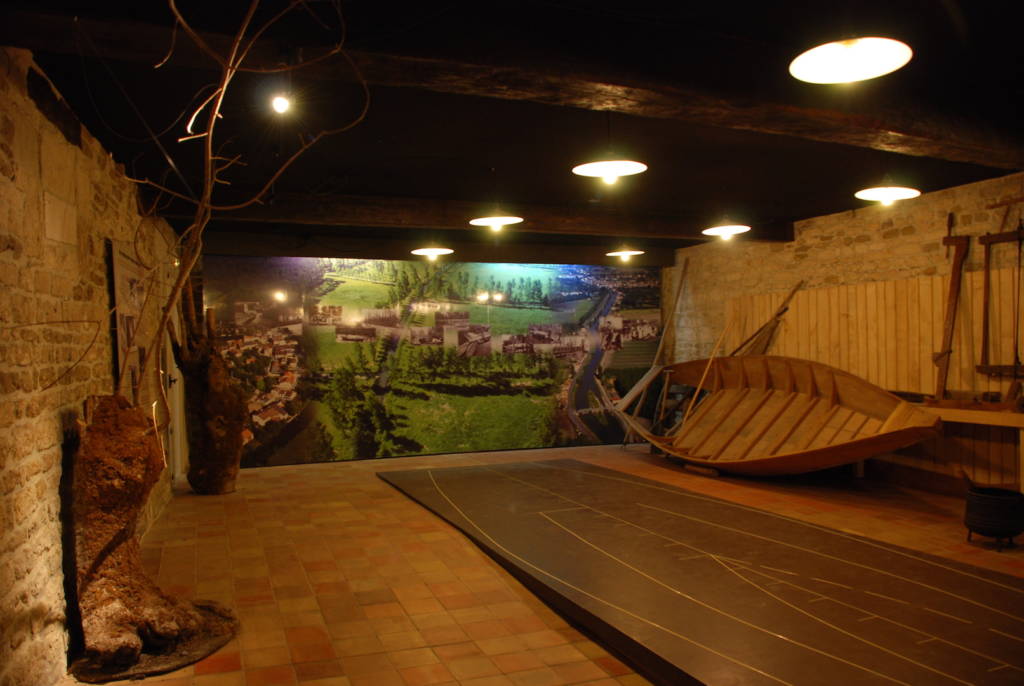 Salle batellerie de la Maison du Marais poitevin à Coulon